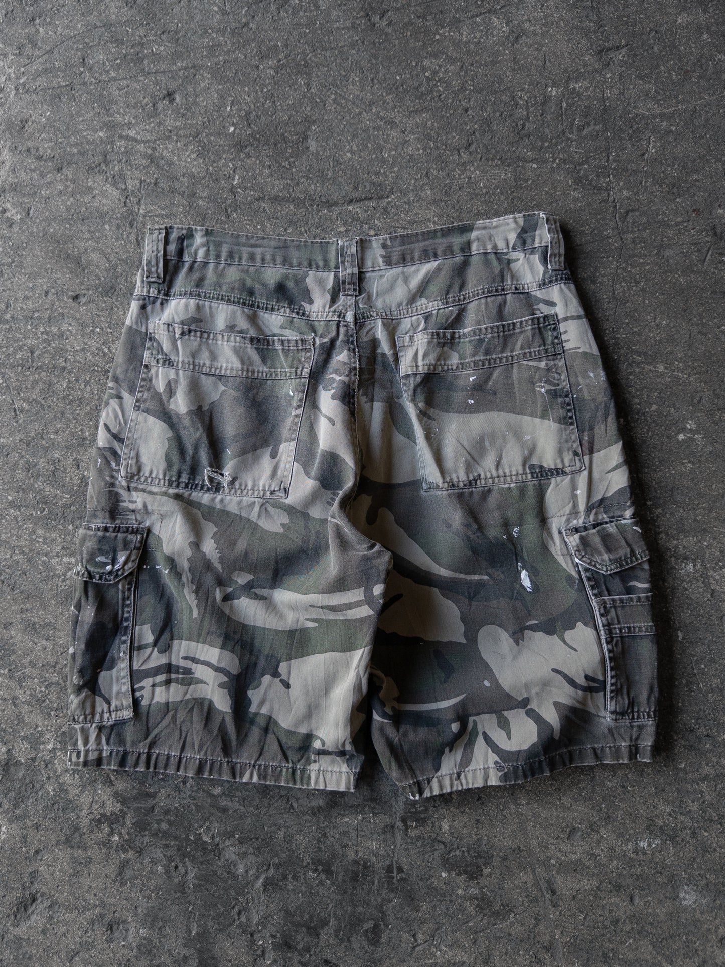 Vintage 2000s Wrangler Paint Thrashed Camo Shorts - 33